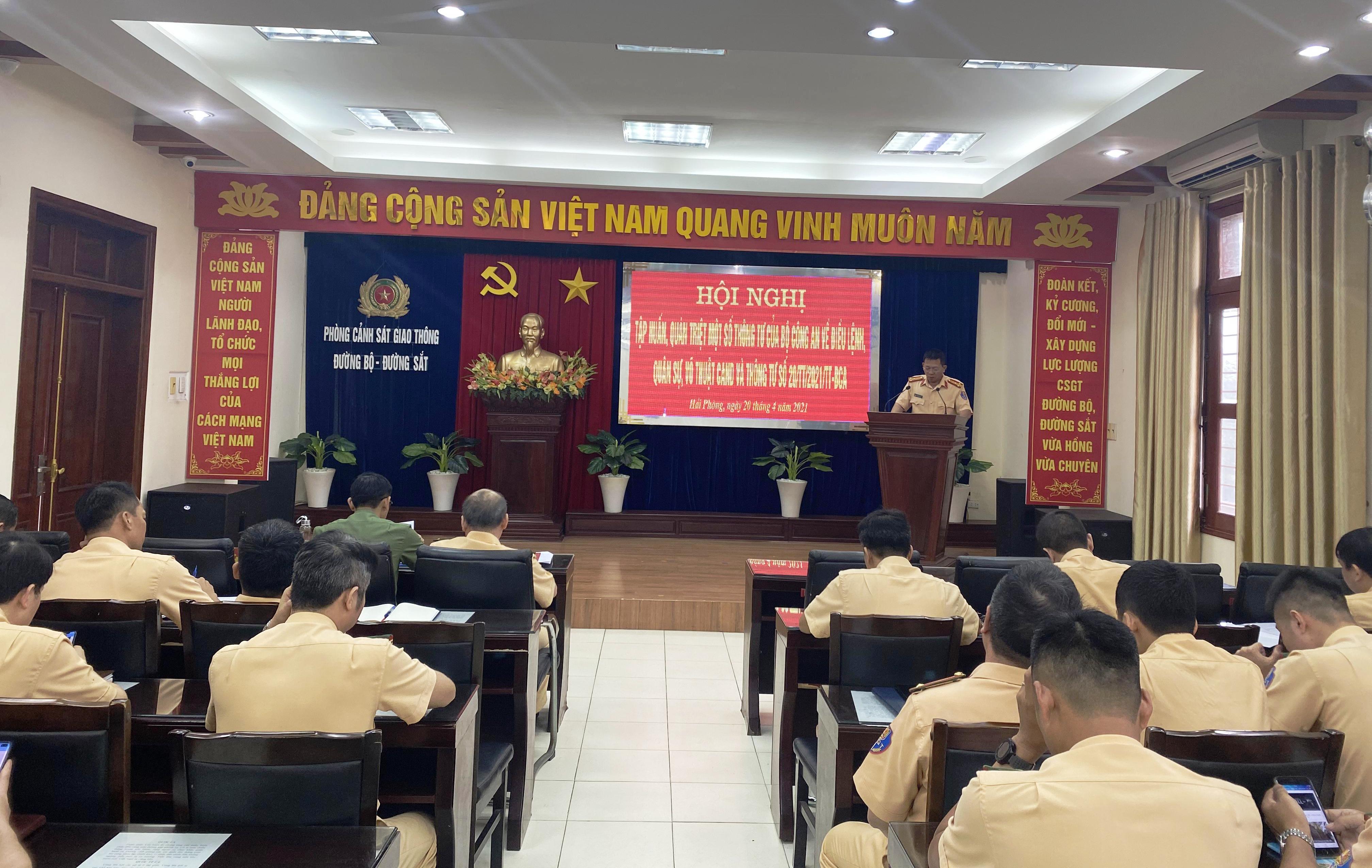 Phòng CSGT đường bộ - đường sắt tập huấn, quán triệt một số  Thông tư của Bộ Công an về Điều lệnh, quân sự võ thuật CAND